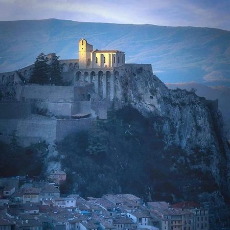 Etxe Laminak Sisteron Exterior foto